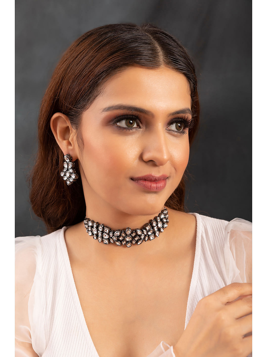 White on sale kundan choker