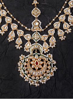Ornate Red Kundan with Pearls Mathapatti