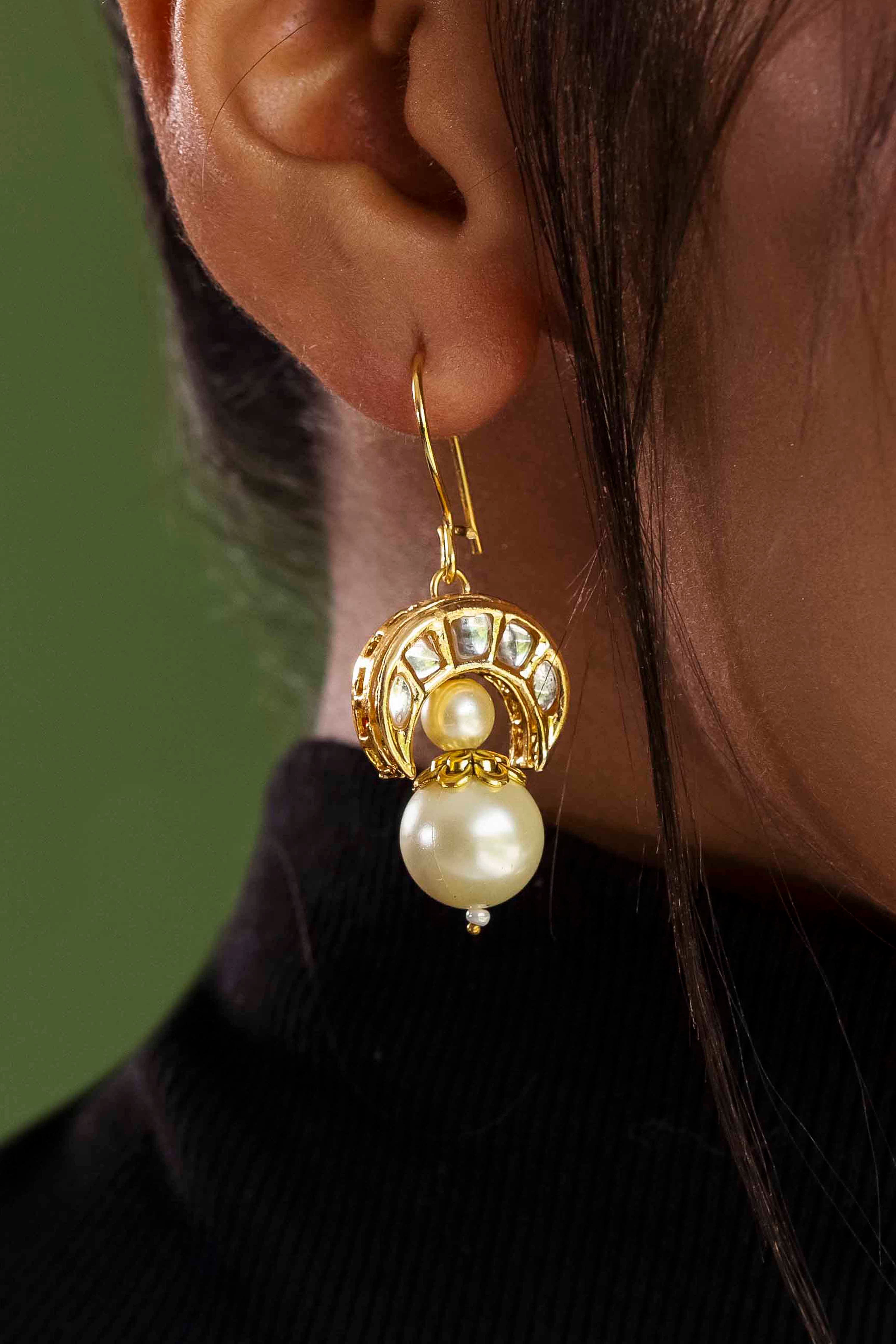 Aggregate more than 121 gold pearl hanging earrings super hot
